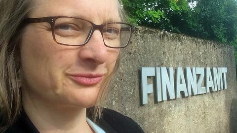 Hörspielautorin Dunja Arnaszus vor dem Finanzamt Elmshorn.