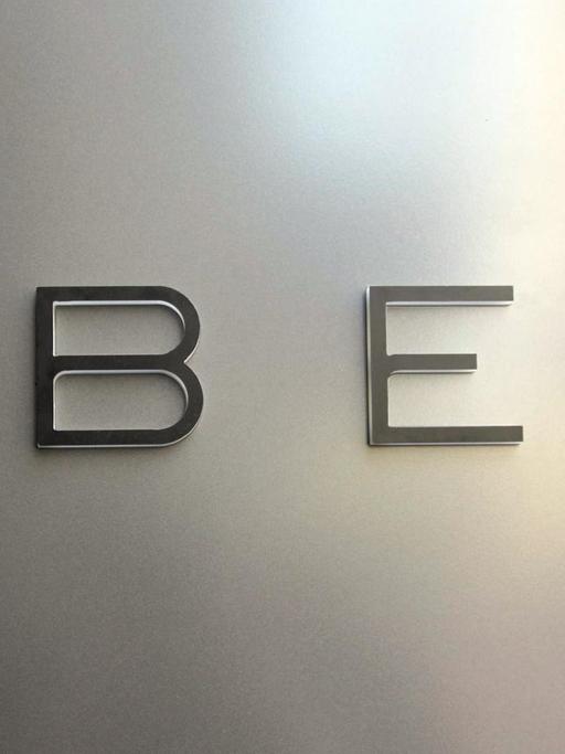 ARCHIV - Das Logo des umstrittenen Fahrdienst-Vermittlers Uber ist am 03.06.2014 in einer Filiale in San Francisco (USA) zu sehen. Der umstrittene Fahrdienst-Vermittler erweitert sein Einzugsgebiet um 24 St