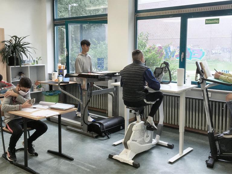 Laufband und Ergometer in der Schule.