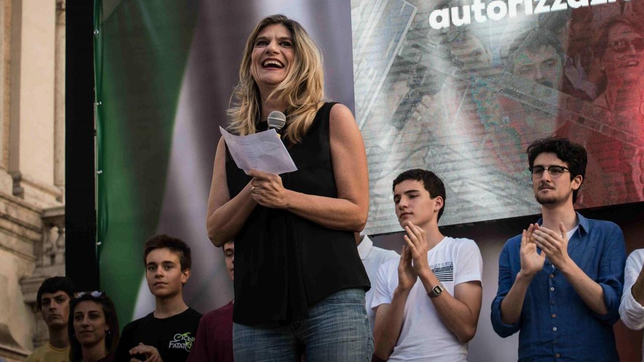 Die italienische Journalistin Federica Angeli auf einer politischen Kundgebung. Erst durch ihre Reportagen über die Mafia kam Bewegung in die polizeilichen Ermittlungen.