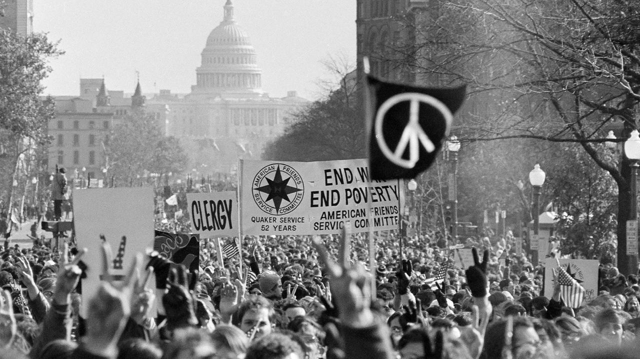 Anti-Vietnamkrieg-Protestierende mit Transparenten. Im Hintergrund das Capitol in Washington.