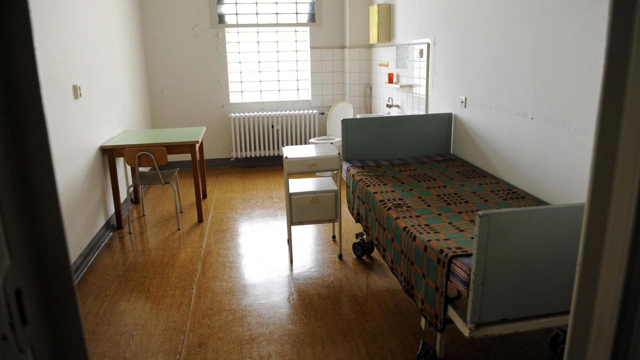 Ein Haftraum des ehemaligen Stasi-Haftkrankenhauses in der Gedenkstätte Berlin-Hohenschönhausen. Die Gefangenen wurden in der Haft meist isoliert, wie es in der Stasi-Untersuchungshaft üblich war.