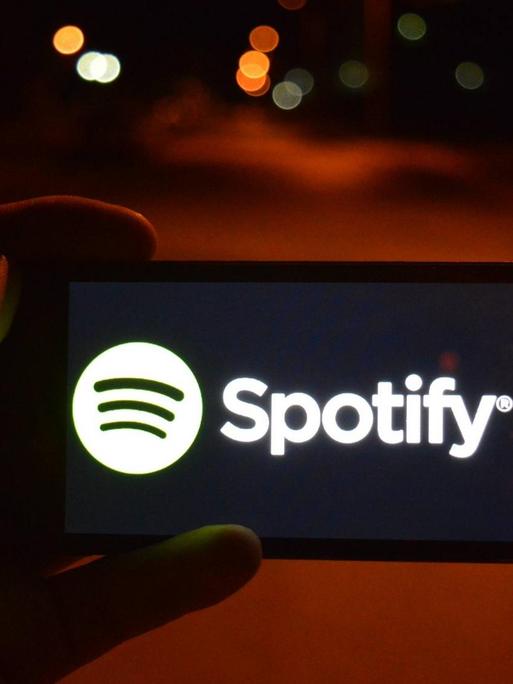 In dieser Fotoillustration wird das Logo des Musikstreamingdienstes Spotify auf einem Smartphone angezeigt.
