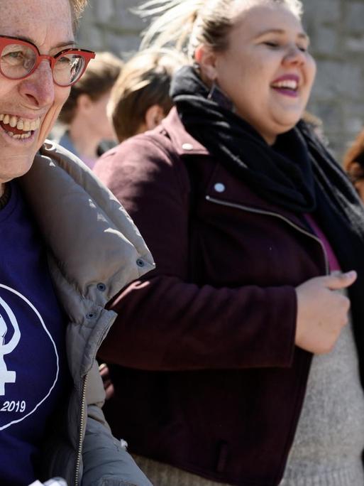 Frauen haben sich eingehakt und marschieren gemeinsam. am 14. Mai 2019 in Lausanne.