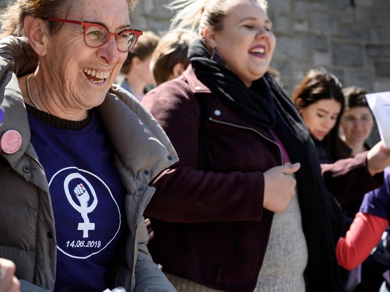 Frauen haben sich eingehakt und marschieren gemeinsam. am 14. Mai 2019 in Lausanne.