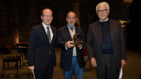 Salvatore Sciarrino mit dem 'Goldenen Löwen und Paolo Baratta, Präsident Biennale di Venezia