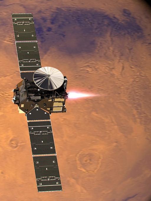 Trace Gas Orbiter mit zwei Flügeln vor dem Mars