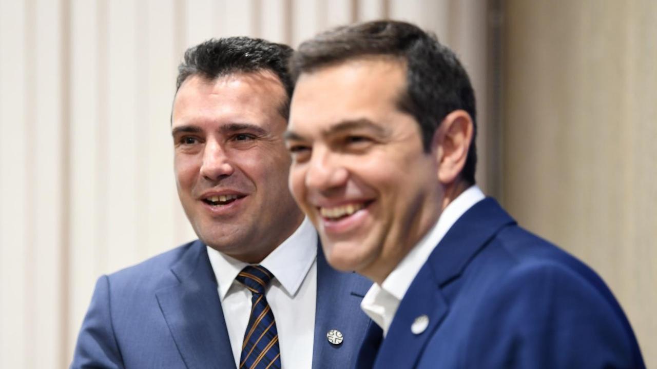 Griechenlands Ministerpräsident Alexis Tsipras und schräg dahinter sein Kollege aus Mazedonien Zoran Zaev.