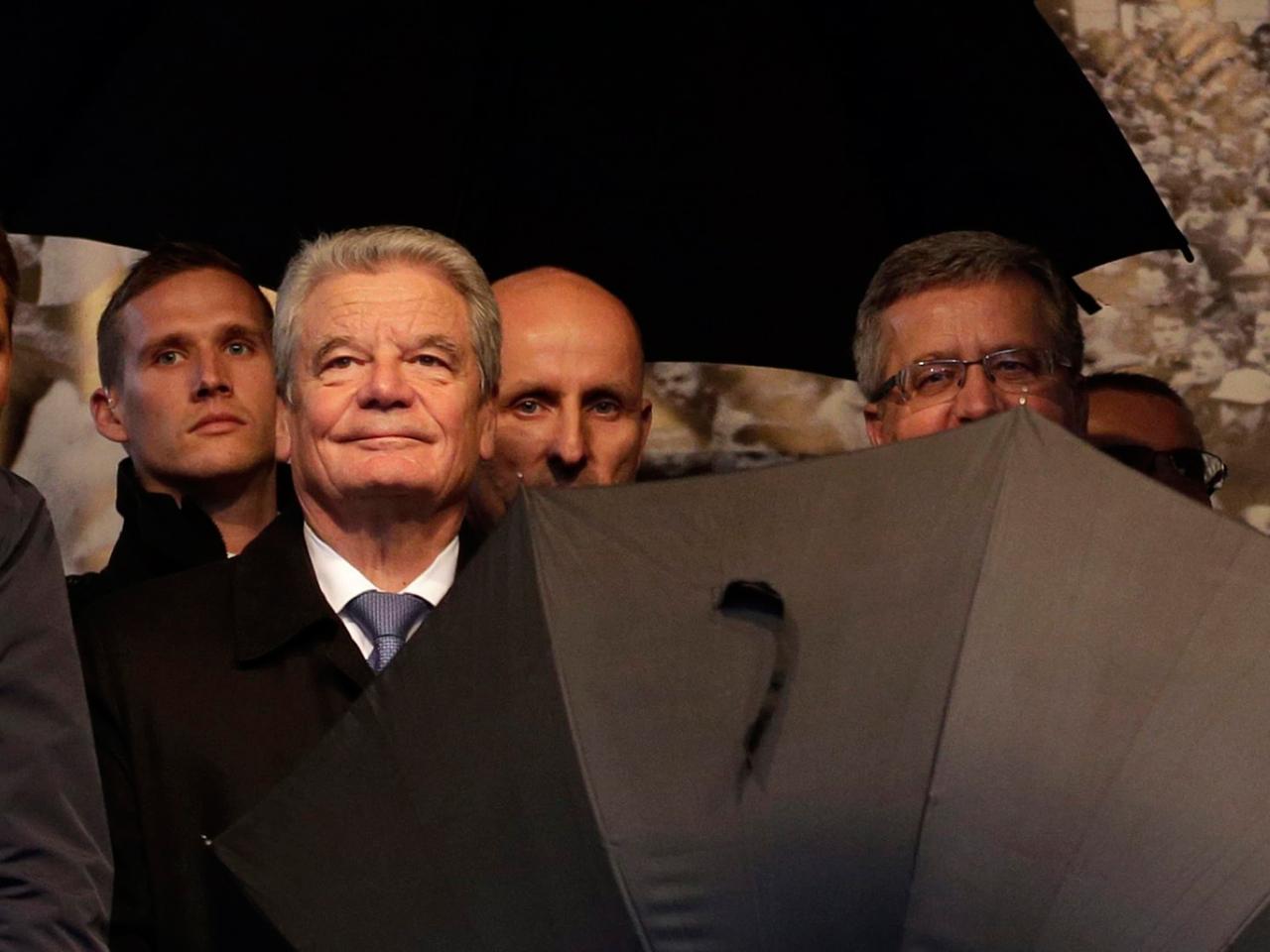 Vergeblicher Schutz durch Regenschirme: Bundespräsident Joachim Gauck