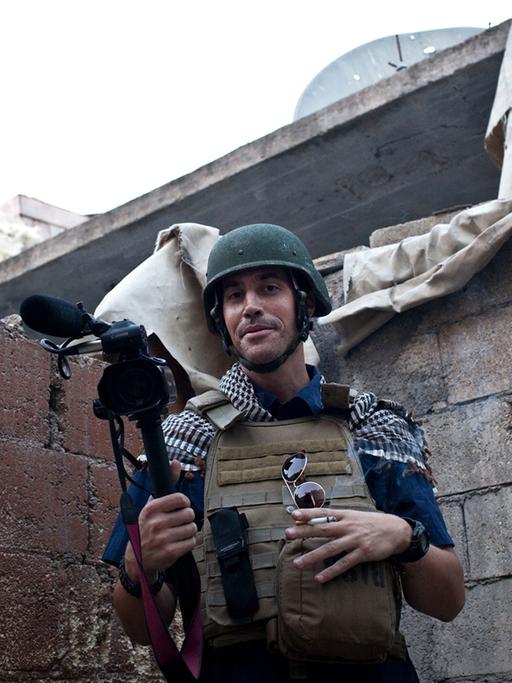 Der US-Freelance-Kriegsreporter James Foley steht in Aleppo vor den Resten eines Gebäudes.