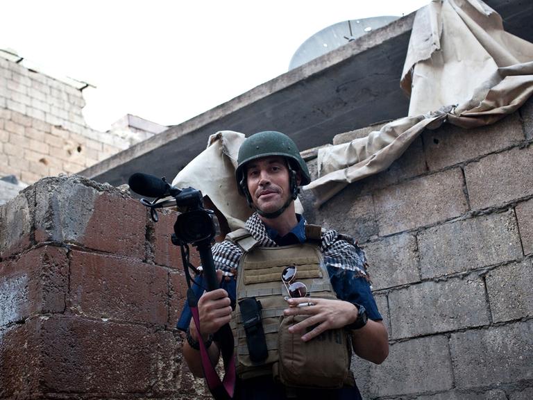 Der US-Freelance-Kriegsreporter James Foley steht in Aleppo vor den Resten eines Gebäudes.