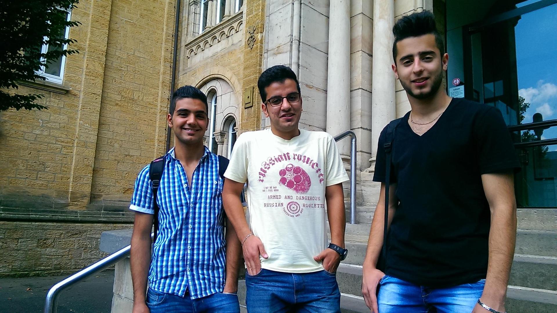 Drei junge Syrer vor einem Gymnasium in Goslar.