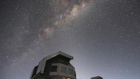 Das Magellan-Teleskop, mit dem Segue 1 erforscht wurde, ist gut zu sehen - die Zwerggalaxie dagegen nicht