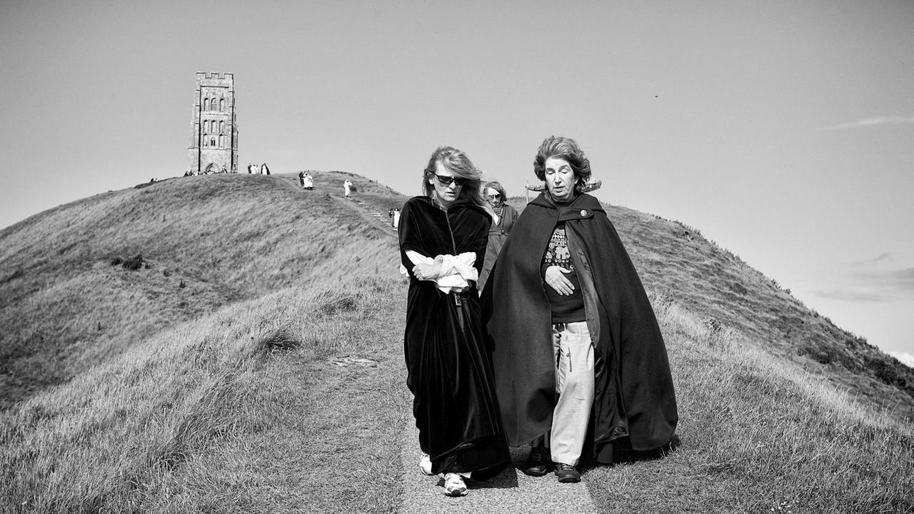 Englische Druidinnen bei der Mistelernte.