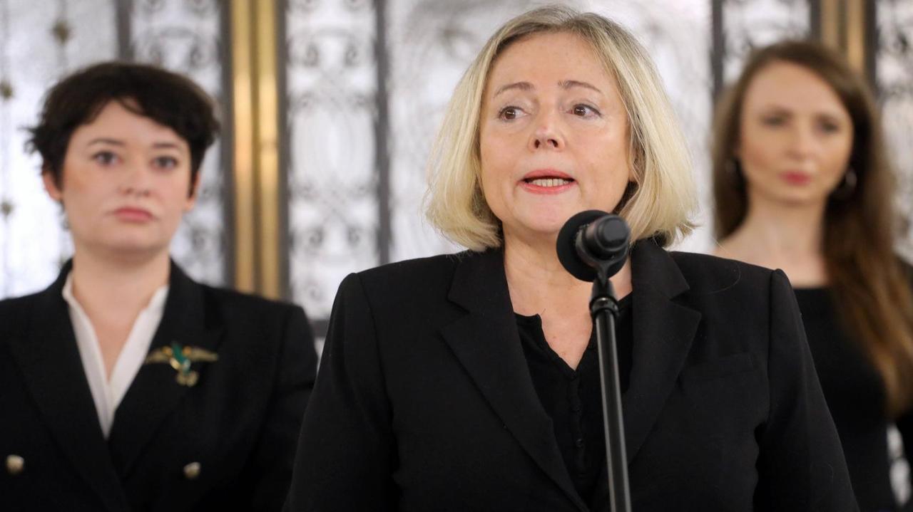 Die polnische Politikerin und Aktivistin Wanda Nowicka spricht in ein Mikrofon.
