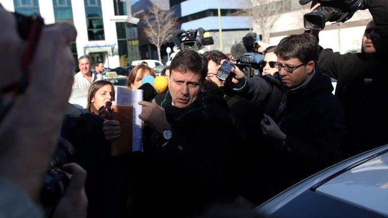 Eufemiano Fuentes zwischen vielen Fotografen vor dem Gericht in Spanien (Bild: dpa / picture alliance)