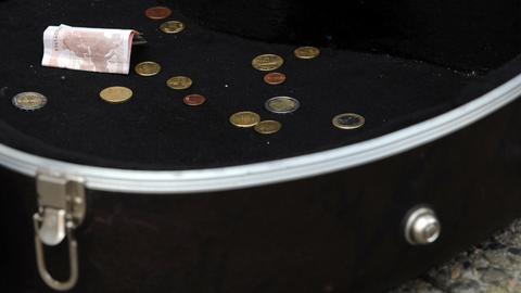 Ein Gitarrenkoffer mit gespendetem Geld