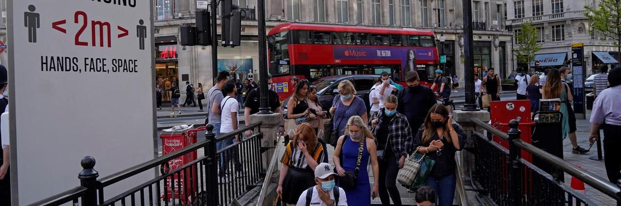 London: Am Eingang zur Underground-Station Oxford Circus werden die Menschen aufgefordert, Abstand zu halten.