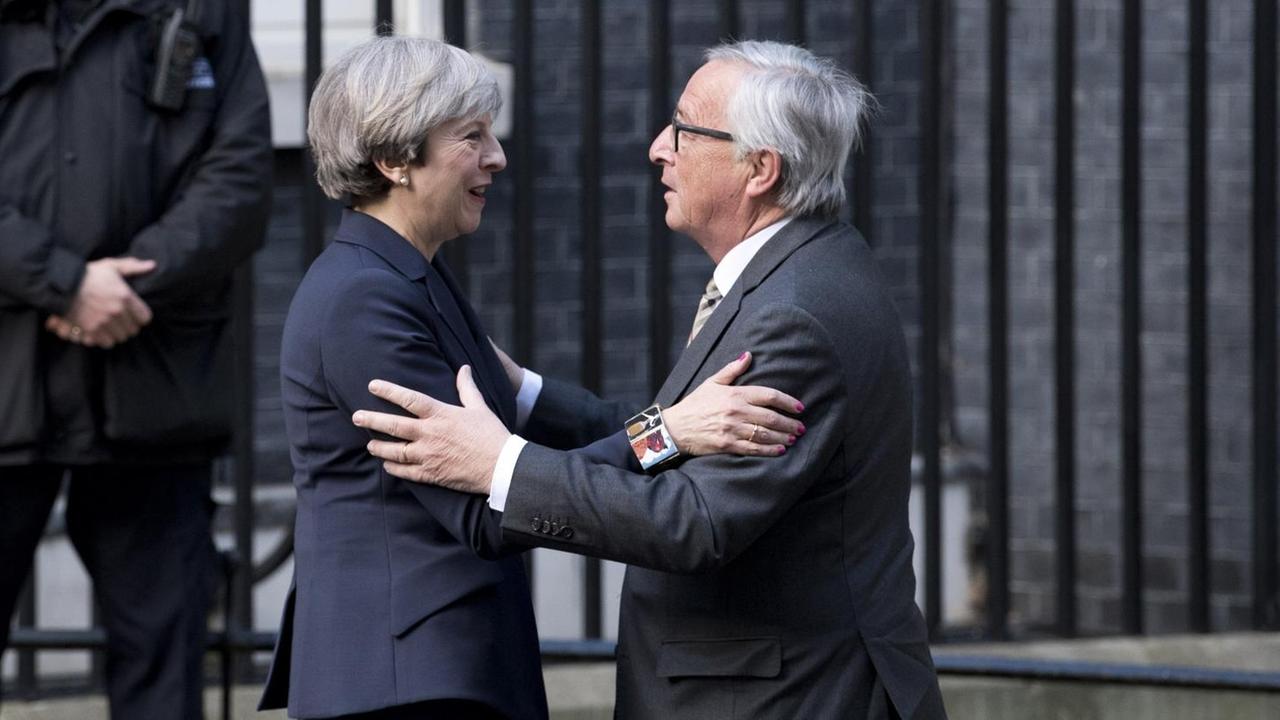Grißbritanniens Premierministerin May begrüßt EU-Kommissionspräsident Juncker am 26. April in London