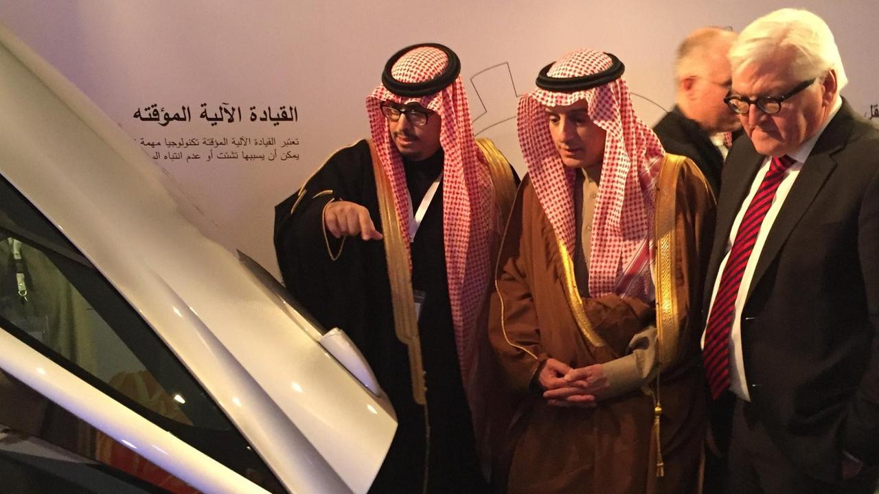 Der saudische Außenminister (zweiter von links) und Frank-Walter Steinmeier auf der deutschen Ausstellung in Riad.