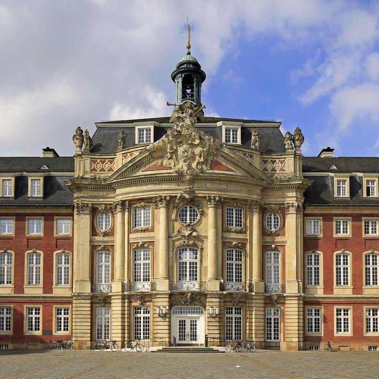Fürstbischöfliches Schloss Münster im Stil des Barock, Residenzschloss für Münsters vorletzten Fürstbischof Maximilian Friedrich von Königsegg-Rothenfels, heute Sitz der Westfälischen Wilhelms-Universität