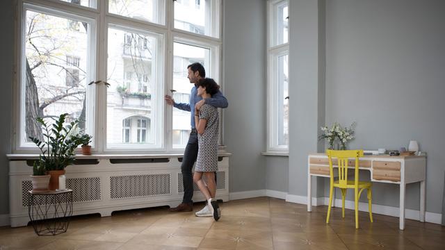Im Mittelpunkt der Geschichte steht ein Paar, das sich eine Wohnung gekauft hat, die manchmal wie eine Fessel wirkt.