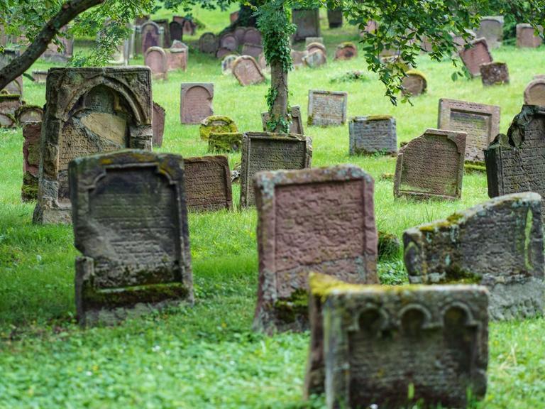 Grabsteine auf dem Friedhof "Heiliger Sand" in Worms. Er ist der älteste jüdische Friedhof Europas und als Teil der sogenannten SchUM-Stätten jetzt Weltkulturerbe.