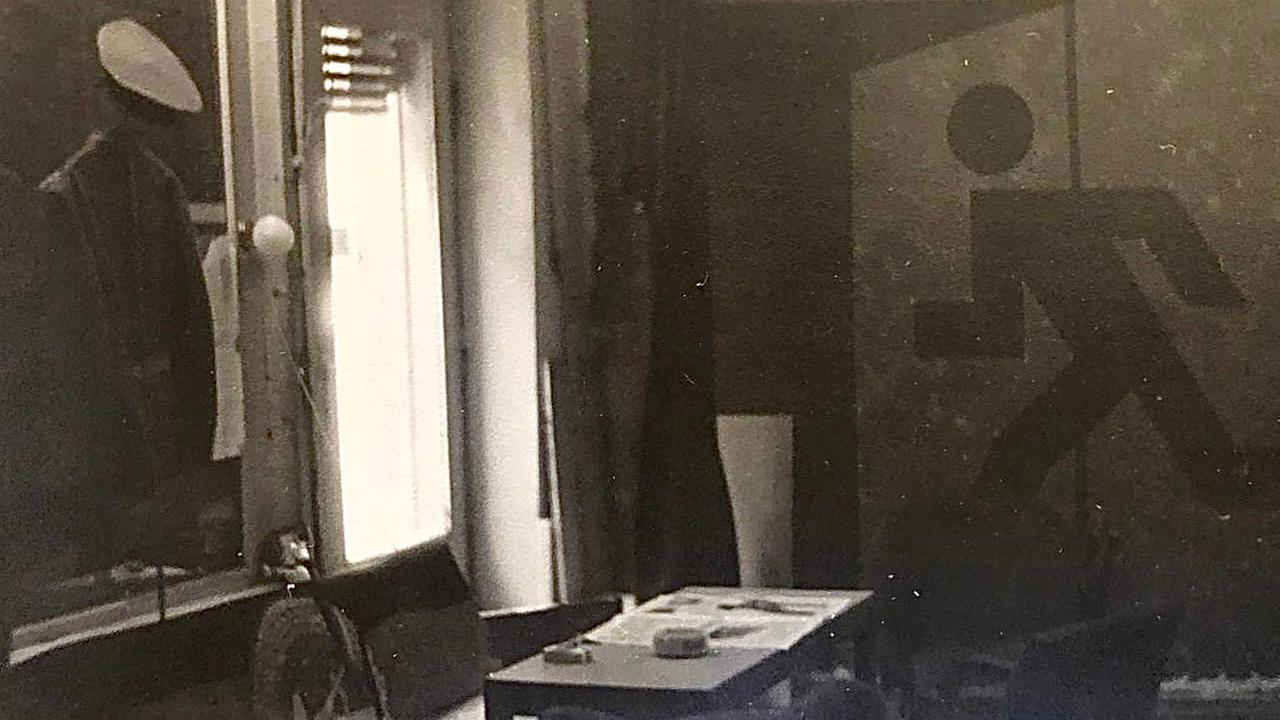Schwarz-Weiß-Aufnahme mit Blick auf einen Tisch mit Aschenbecher.