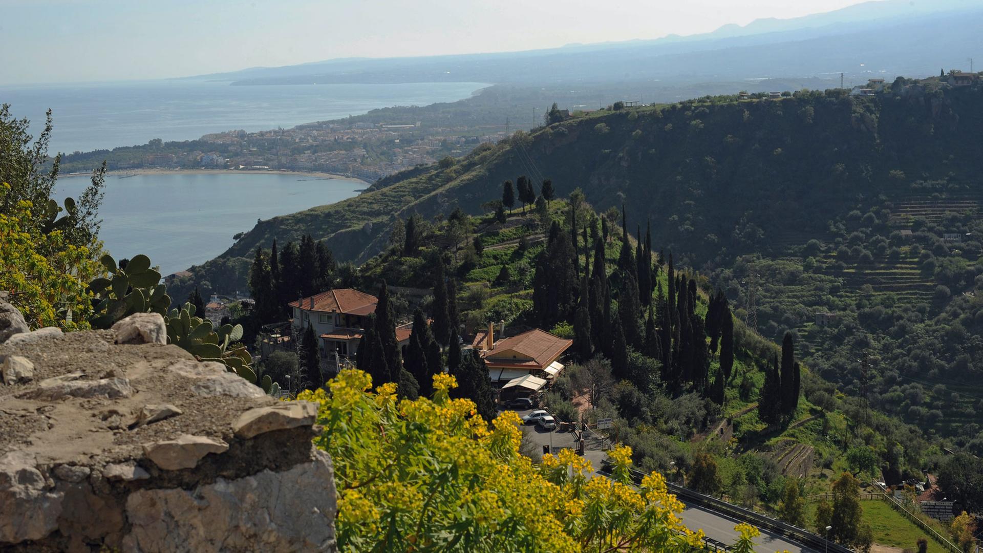 Blick von Taormina - einem malerischen Ort an der Ostküste Siziliens - auf eine Meeresbucht.