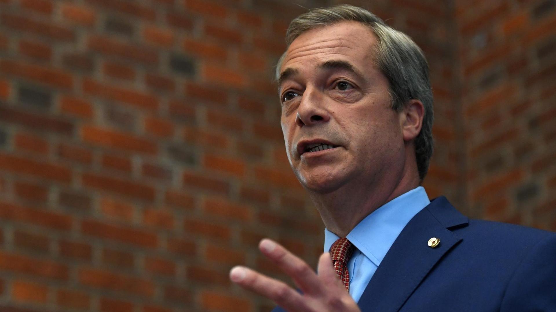 Der bisherige Vorsitzende der Unabhängigkeitspartei UKIP, Nigel Farage, während der Ankündigung seines Rückzugs als Parteichef.