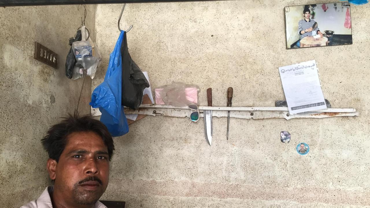 Rehmat zum Beispiel betreibt einen kleinen Fleischerladen. An der weißen, schlichten Stirnwand klebt ein Foto von Rehmats Sohn, Shezad. Er starb im März vor einem Jahr, als die Taliban die Kirche angriffen. 