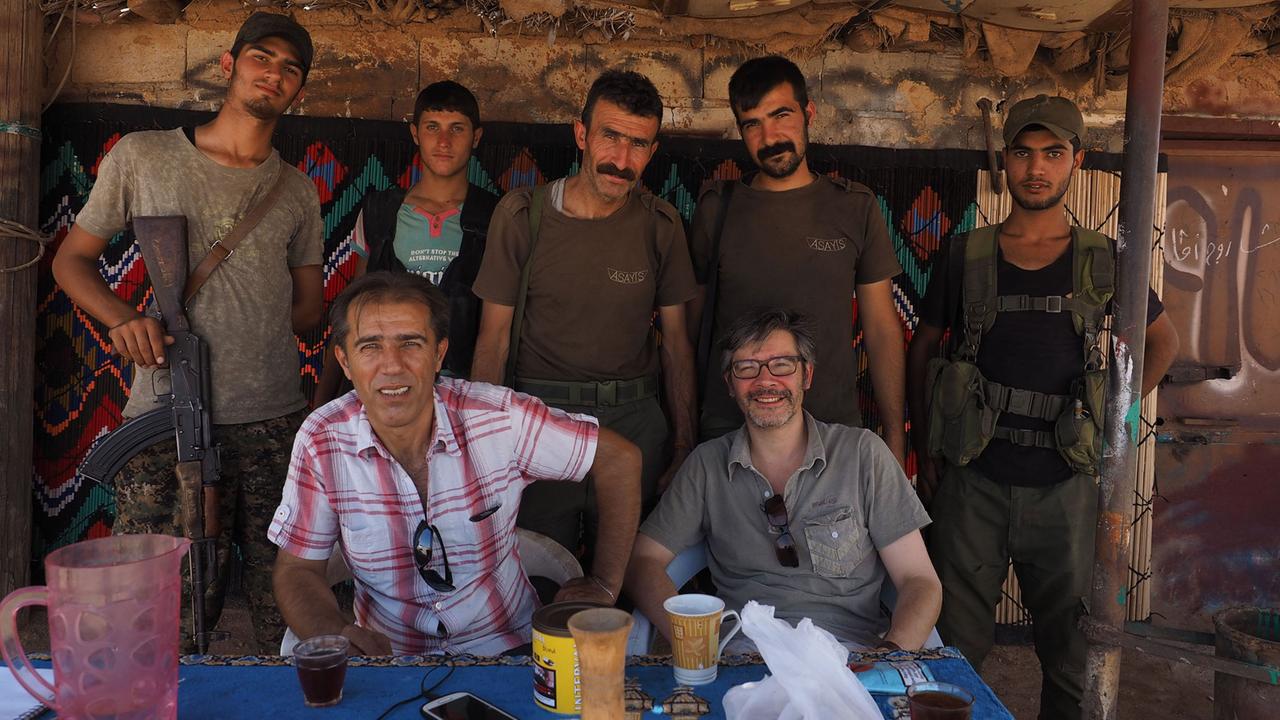 Autor Alexander Bühler und sein Fahrer am kurdischen Checkpoint