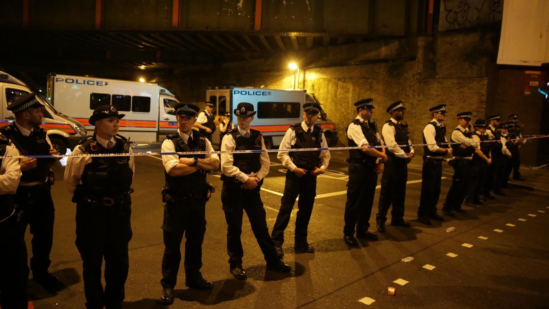 Polizisten am Tatort in der Nähe der Londoner Finsbury Park Moschee (19.6.2017).