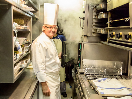 Chefkoch Christian Bodiguel in seiner Küche an Bord des Orient Expresses Chefkoch Christian Bodiguel in seiner Küche an Bord des Orient Expresses