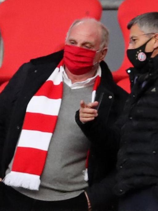 Präsident Herbert Hainer vom FC Bayern München mit Uli Hoeneß auf der Tribüne der Münchner Arena
