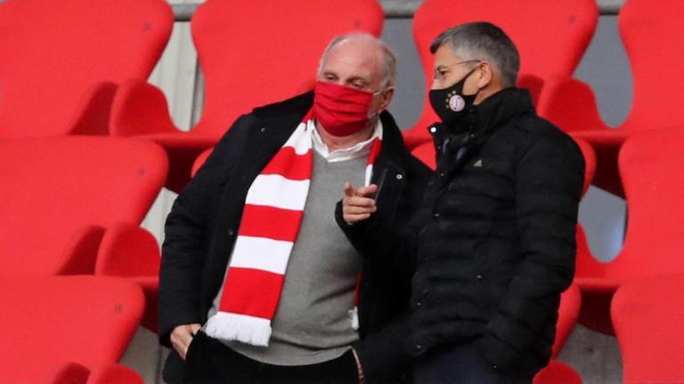 Präsident Herbert Hainer vom FC Bayern München mit Uli Hoeneß auf der Tribüne der Münchner Arena