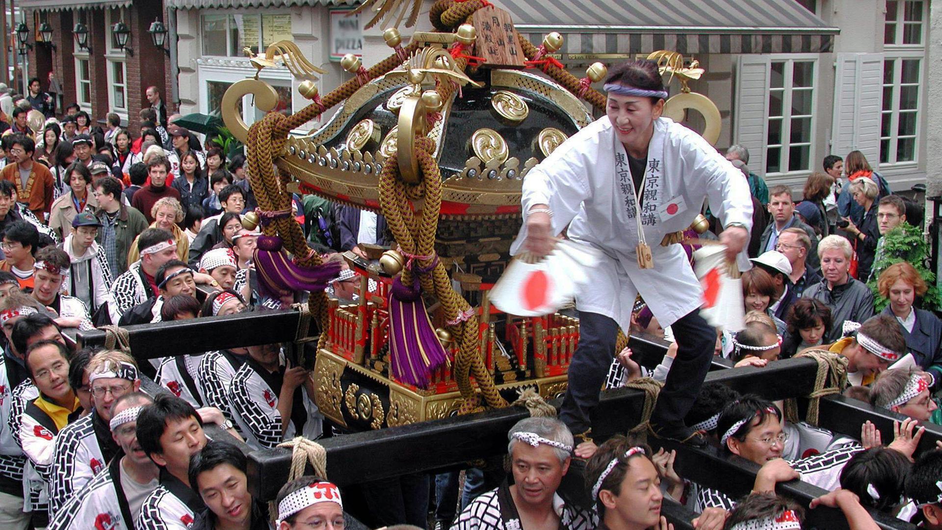 Ein Shinto-Schrein wird anlässlich eines des sogenannten Matsuri-Festes von zahlreichen Japanern und aus Japan stammenden Deutschen durch die Straßen Düsseldorfs getragen.
