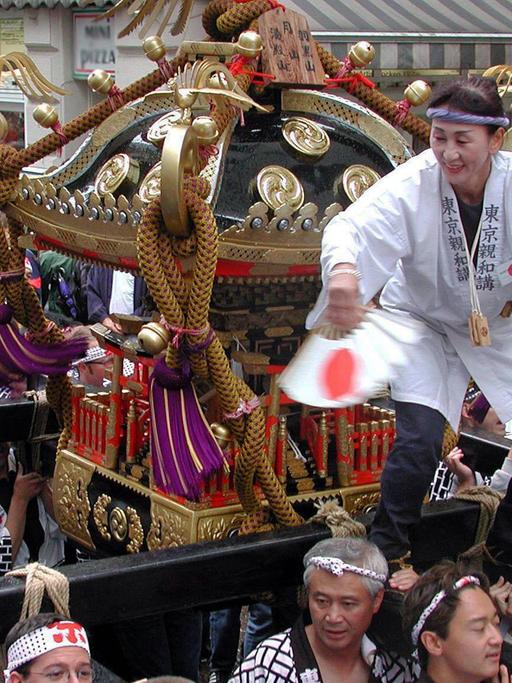 Ein Shinto-Schrein wird anlässlich eines des sogenannten Matsuri-Festes von zahlreichen Japanern und aus Japan stammenden Deutschen durch die Straßen Düsseldorfs getragen.