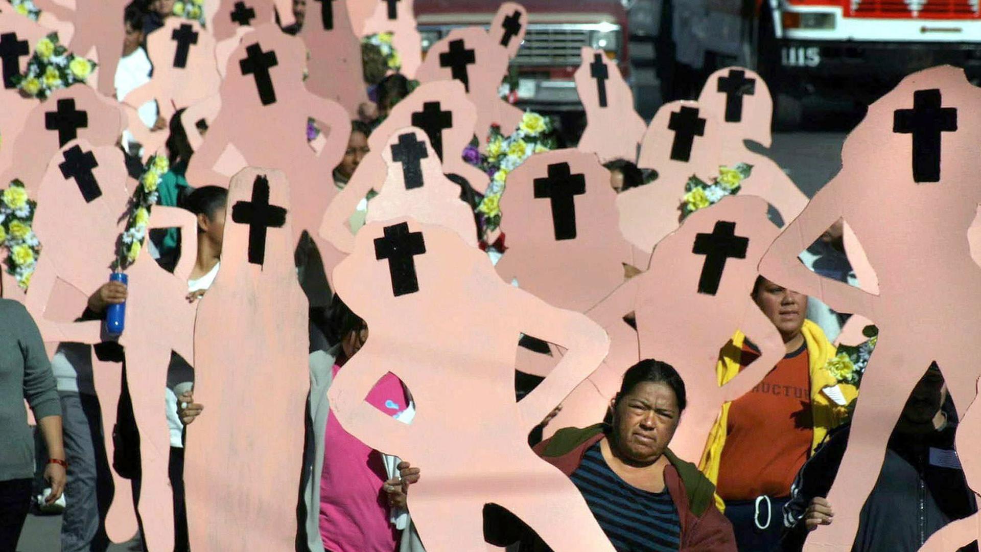 Angehörige demonstrieren am 25.11.2003 mit Pappfiguren als Symbole für die getöteten Frauen in Ciudad Juarez. Die mexikanische Grenzstadt Ciudad Juárez erlangte international Berühmtheit - zwischen 993 und 2007 wurden hier 393 Frauen ermordet. "Welthauptstadt der Frauenmorde" ist deshalb das Image, das der Stadt weltweit anhängt.