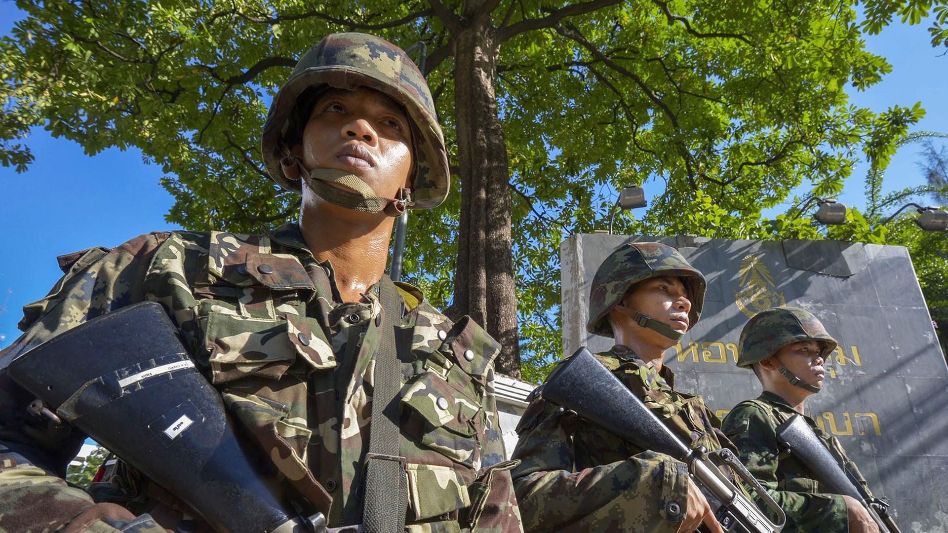 Drei thailändische Soldaten stehen nebeneinander. Drei thailändische Soldaten stehen nebeneinander.