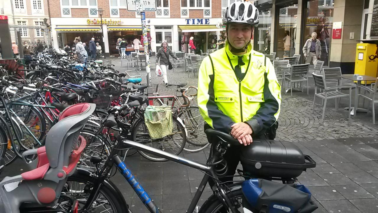 Fahrradstreife: Polizist Carsten Pollert mit seinem Dienst-Mountainbike