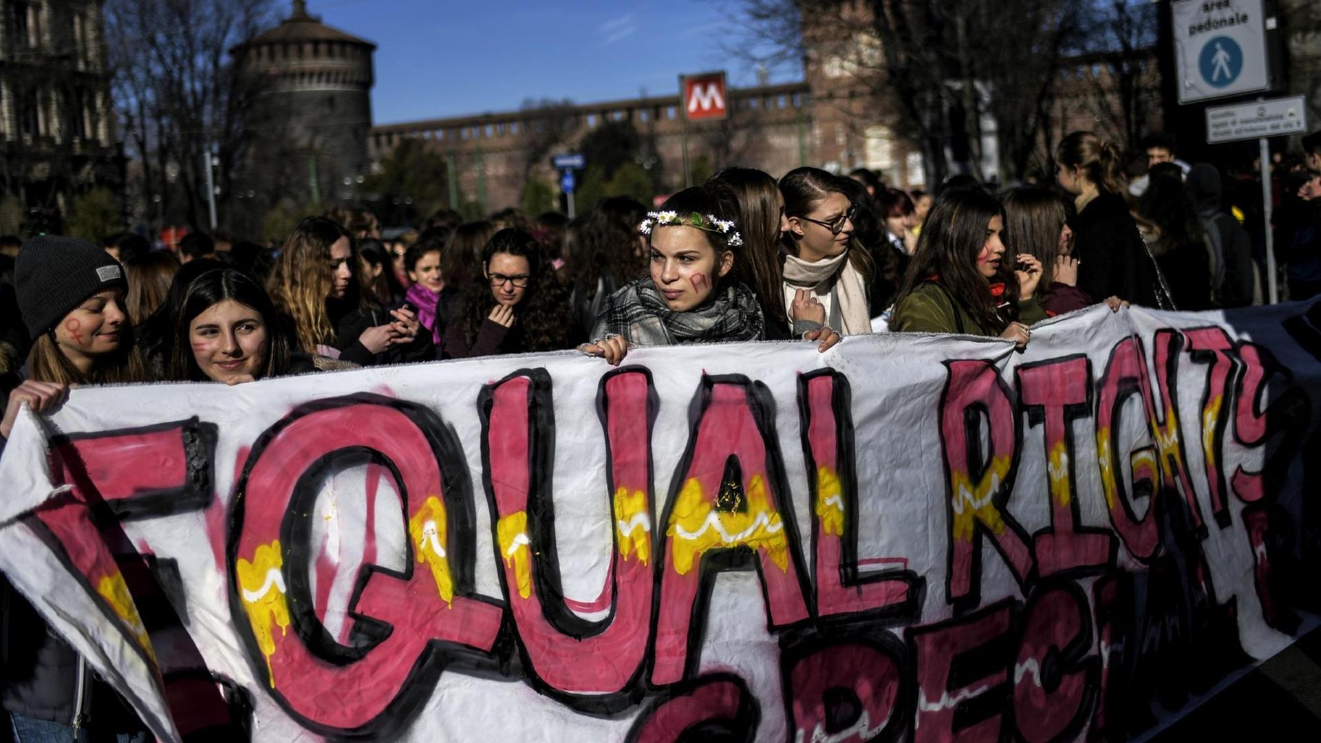 Im Rahmen des Internationalen Frauentages am 8. März 2018 in Mailand nehmen junge Frauen am Frauenmarsch gegen Gewalt teil.
