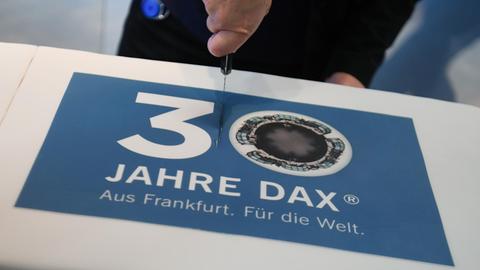 Eine Torte wird im Handelssaal der Frankfurter Wertpapierbörse anlässlich der Feier zu 30 Jahre Dax angeschnitten