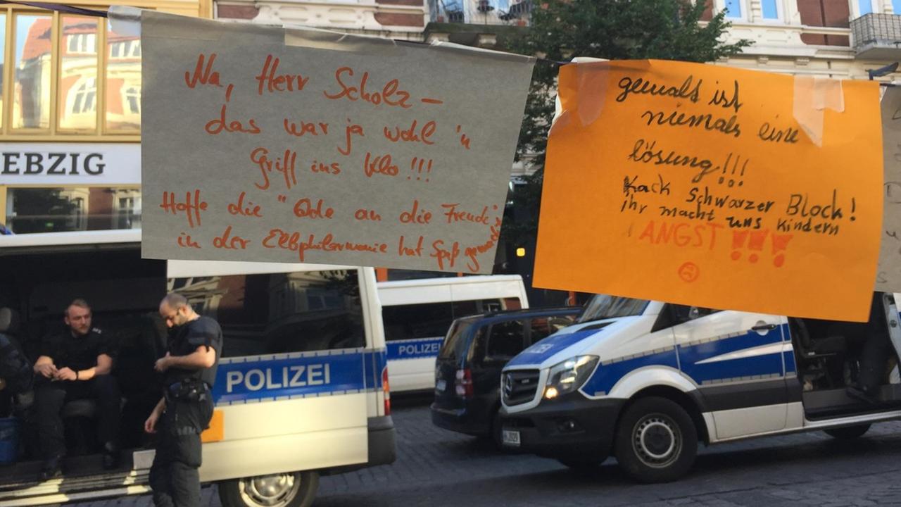 Kritik an Hamburgs damaligem OB Olaf Scholz (SPD) und am Schwarzen Block bei einer Transparent-Aktion in der 2017 verwüsteten Straße Schulterblatt