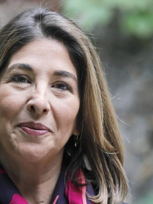 Frontales Portrait der kanadischen Autorin und Aktivistin Naomi Klein, 2017.