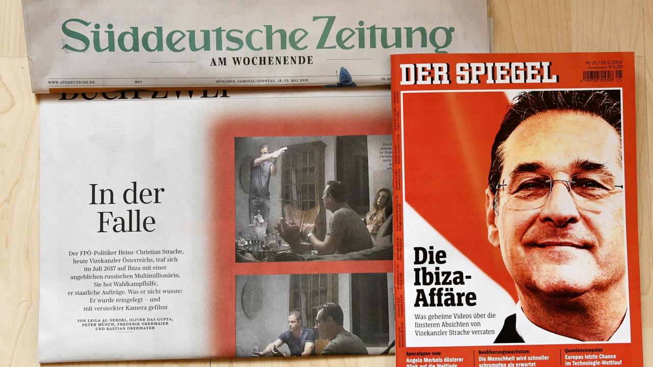 Die gedruckten Titel der "Süddeutschen Zeitung" und des "Spiegel" zur Strache-Affäre liegen nebeneinander auf dem Tisch