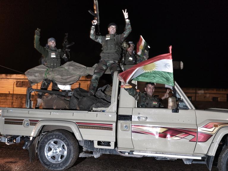 Neue Peschmerga-Kämpfer auf einem Pick-up auf dem Weg in die vom IS belagerte Stadt Kobane.