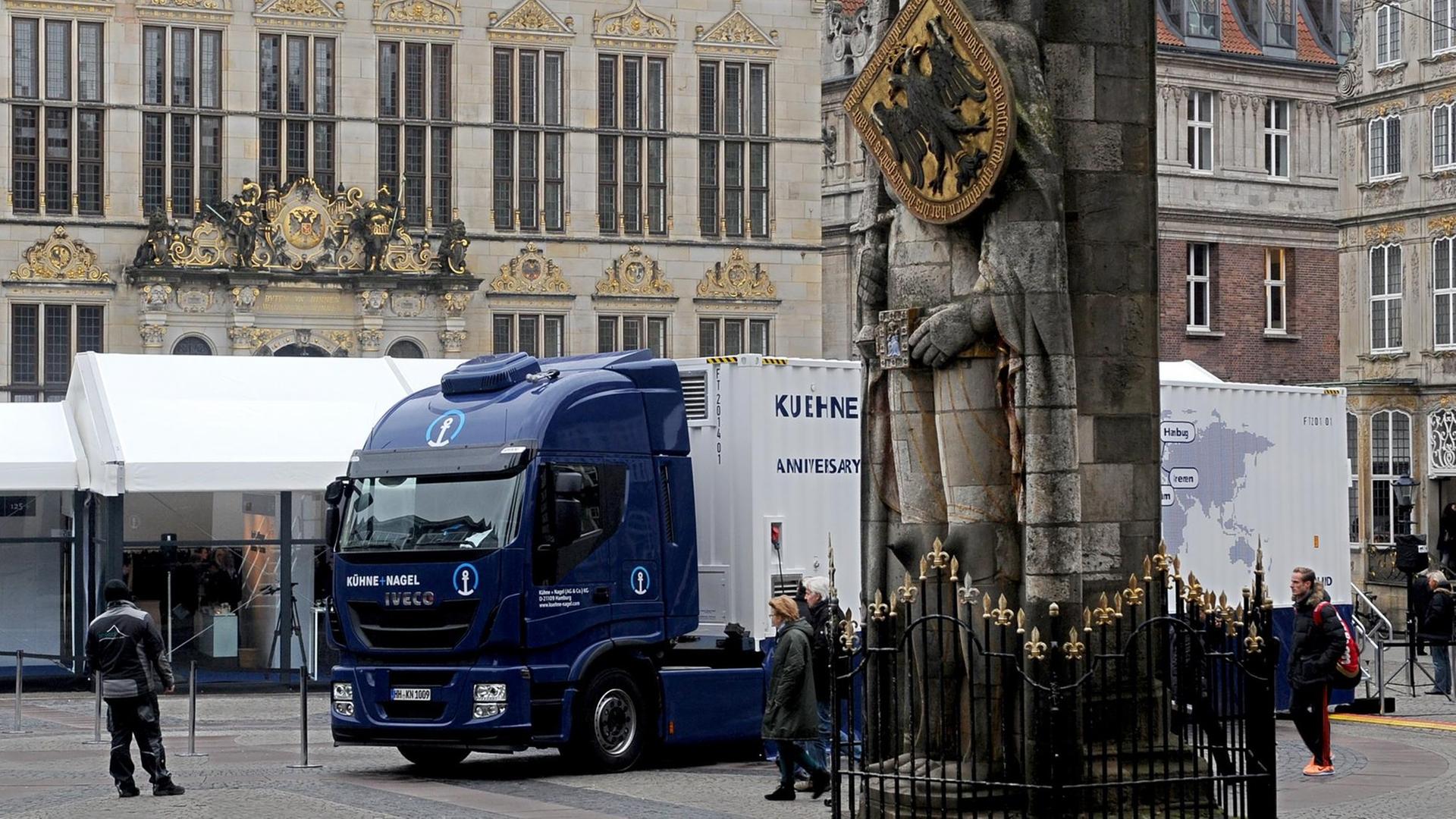 Ein Container-Truck von Kühne + Nagel auf dem Marktplatz zwischen Roland und Handelskammer in Bremen