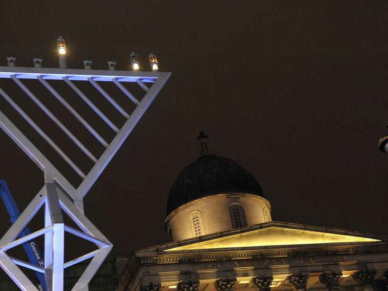 Festlichkeiten zur Chanukka, dem jüdischen Lichterfest, auf dem Londoner Trafalgar Square.
