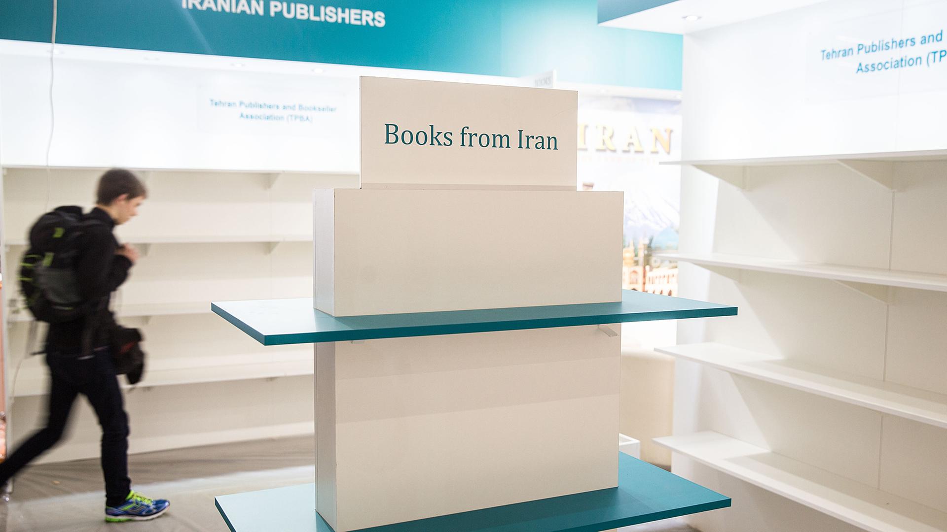 Leere Regale: Wegen der Anwesenheit Salman Rushdies hatte der Iran seine Teilnahme an der Buchmesse abgesagt. Leere Regale: Wegen der Anwesenheit Salman Rushdies hatte der Iran seine Teilnahme an der Buchmesse abgesagt.